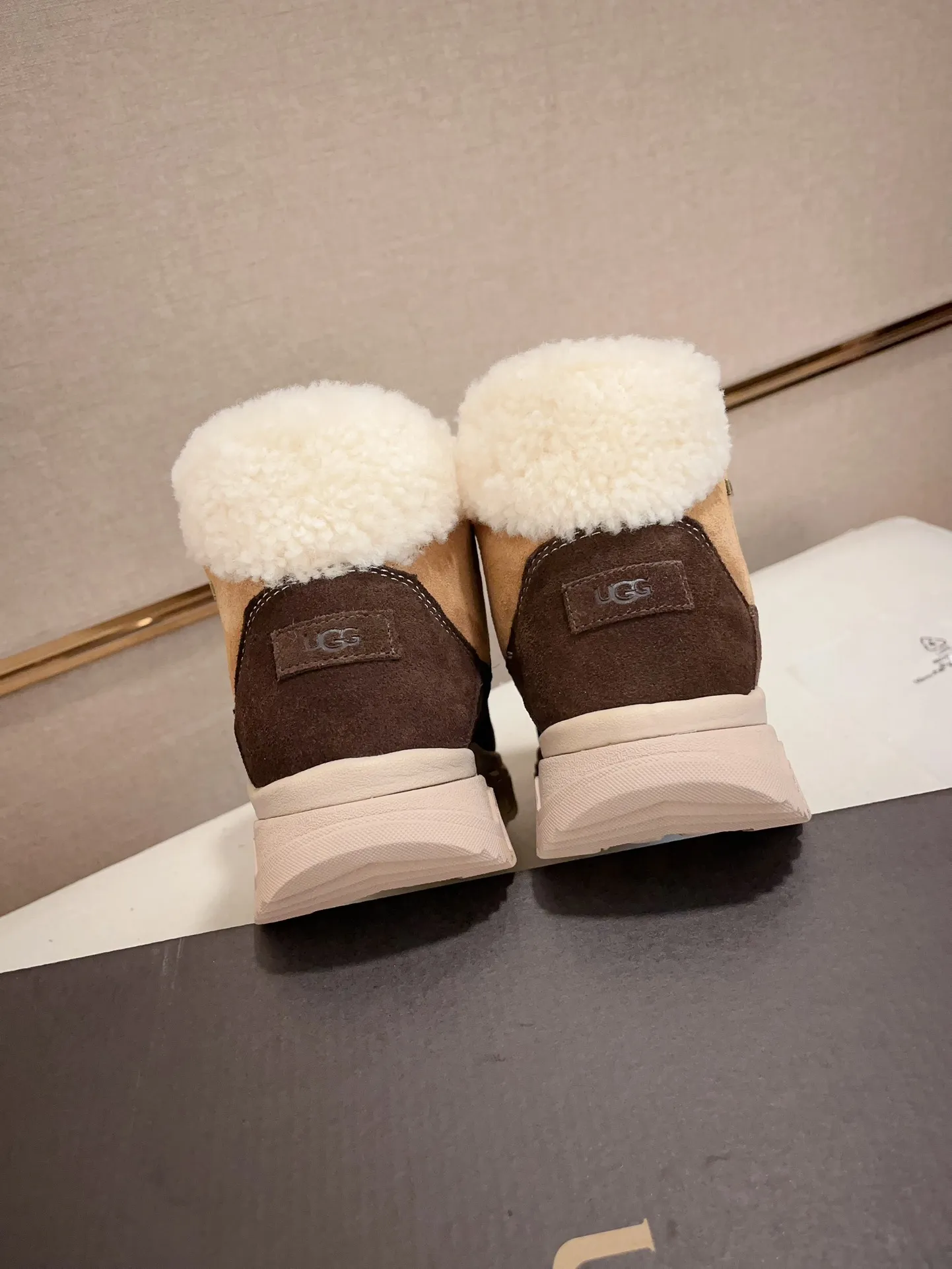Men's shoes 💰: 660💰couples style💏(high-end goods) UGG❄️❄️latest model 1:1⃣️quality, fabric: high-end quality first-layer cowhide imported from Europe. Lining: wool lining, sole: pure imported rubber foam outsole. ❤️High-end goods, fine workmanship, trendy and fashionable. The fit is very classy. If you know the goods, you will definitely not be able to refuse😍😍Couple size: 35-44.